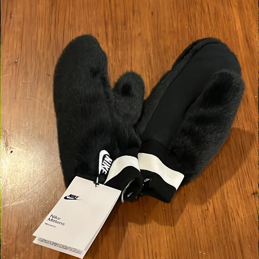 Nike Mittens Mitts Gloves black white Womens Size XS / S Extra Small / Small